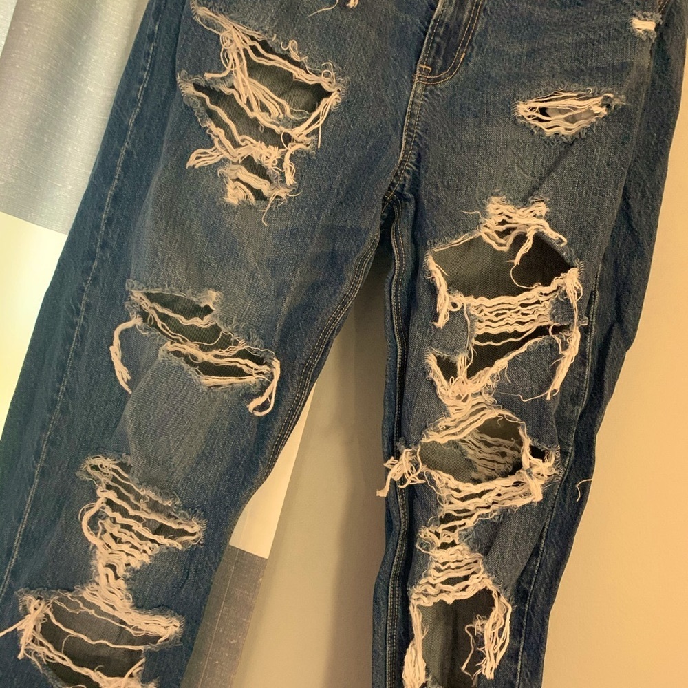 American Eagle Distressed Mom Jeans Size 6